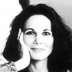 Te abrazo y corren las mandarinas; te beso y todas las uvas sueltan el vino oculto de su corazón sobre mi boca